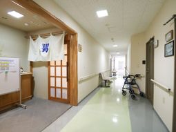 明るい廊下と和風の入口