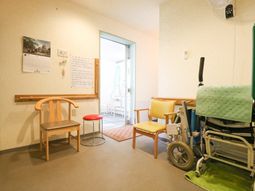廊下の椅子と車椅子