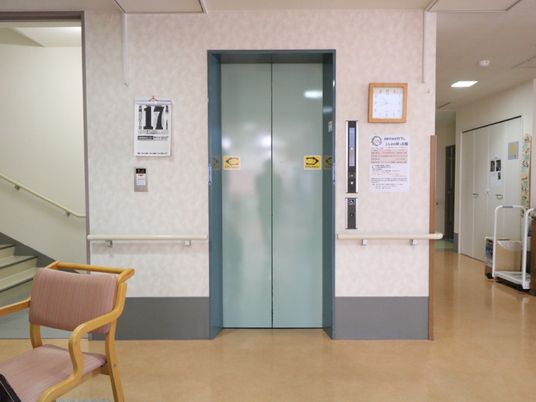 エレベーター前の通路