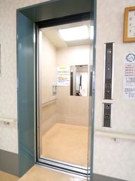 開いたエレベーターの扉