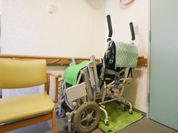 車椅子と椅子の廊下