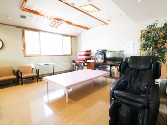 共有スペースの明るい居室