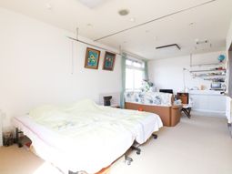 明るい個室の居室空間