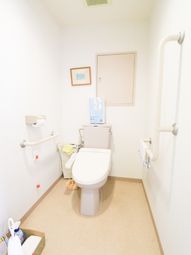 手すり付き清潔なトイレ