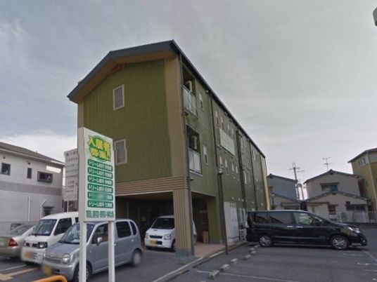 緑色の建物外観