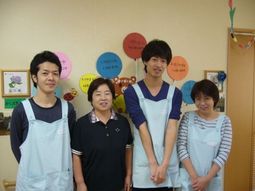 スタッフの笑顔の集合写真