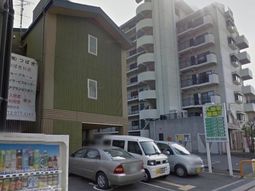 緑の外壁が目立つ建物外観