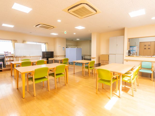 多目的使用の活動室 共有スペース キレイで広々とした活動室です。様々なレクリエーションや集まりに適しており、快適な勤務環境が整っています。