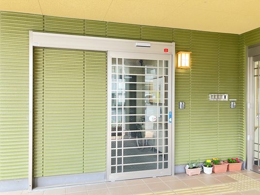 入り口の自動ドアと門