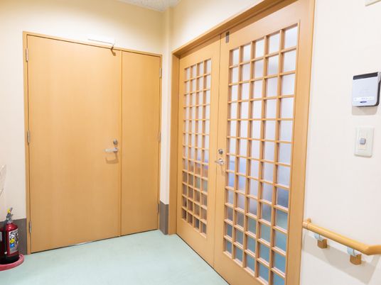 廊下に面した二つの扉