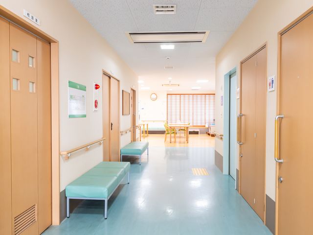 廊下とリビングの眺め 廊下 機能的で清潔感のある廊下がリビングへと続いています。ベンチで休憩しながら、明るいリビングで過ごす様子を想像できます。