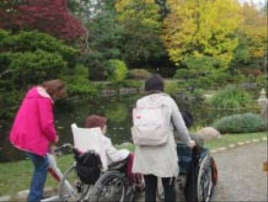 車椅子で散歩する人々