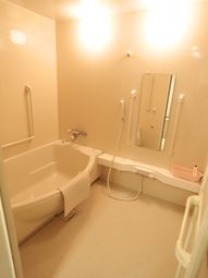 バリアフリー設計の浴室