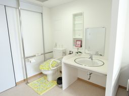 清潔なトイレ洗面台