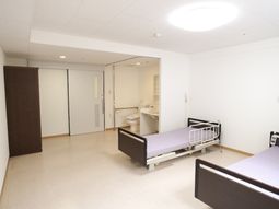 明るい居室の様子