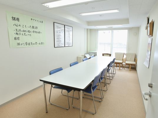  会議用テーブルのある部屋  