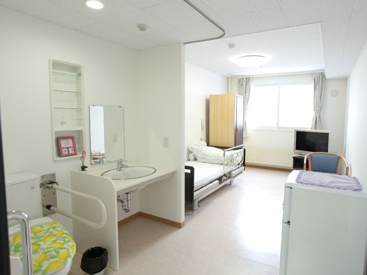  明るい個室の居室  