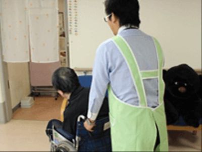 介助中のスタッフと利用者