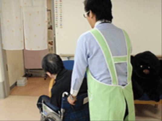 介助中のスタッフと利用者