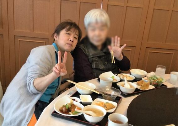 笑顔の食事風景