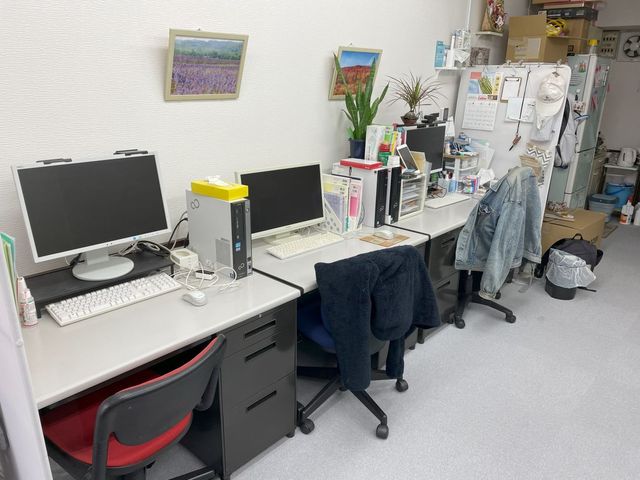 静かなオフィススペース スタッフイメージ スタッフが快適に作業できる落ち着いたスペースです。異なる椅子とデスクが並んでいます。