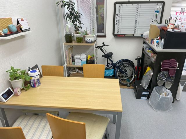 スタッフルームの様子 スタッフイメージ 整理整頓された空間で、スタッフが快適に働ける環境です。植物が置かれ、心も和みます。