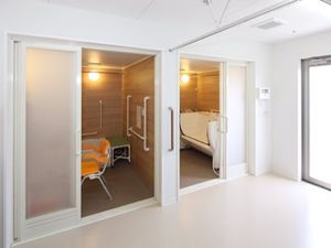 浴室前の白い廊下  