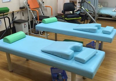 機能訓練室の長椅子