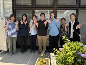 花壇とスタッフ