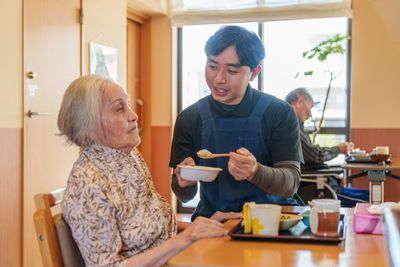 明るい食事風景