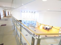 開放的な空間の上階廊下