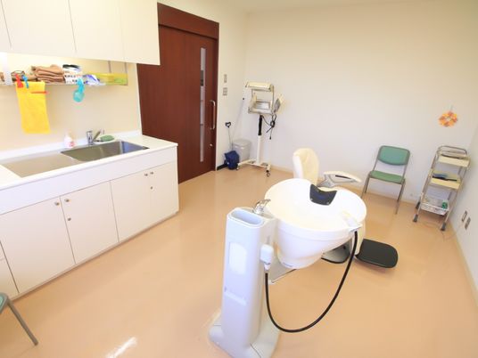介護用シャンプー台や散髪用具などが完備されており、理美容サービスを受けることができる。清潔感のある空間である。
