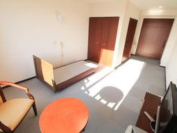 明るい個室の居室空間