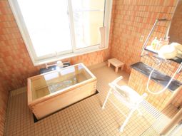 明るい和風の浴室