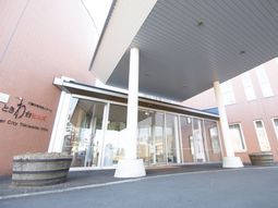 明るい施設のエントランス