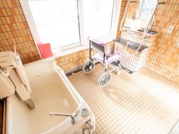 バリアフリーの明るい浴室