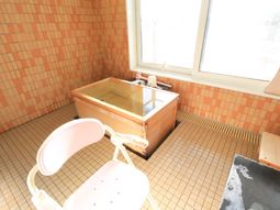 明るい浴室の様子