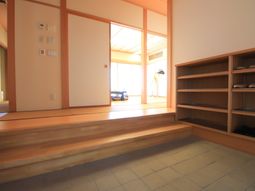 明るい和室の一角