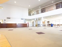 開放的な広いロビー