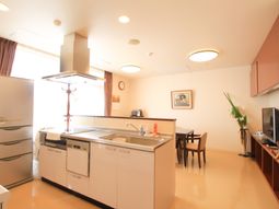 清潔感ある広々キッチン