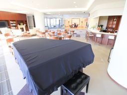 広々した明るい食堂