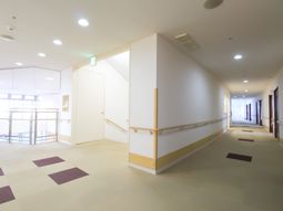 広く明るい施設の廊下