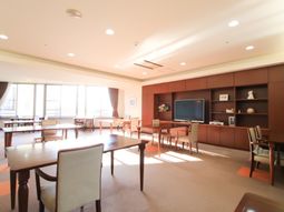 共用スペースの明るい居室