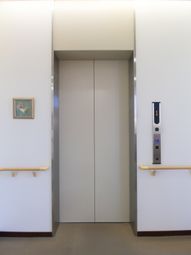 エレベーターの前景