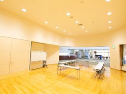 広々とした明るい多目的室