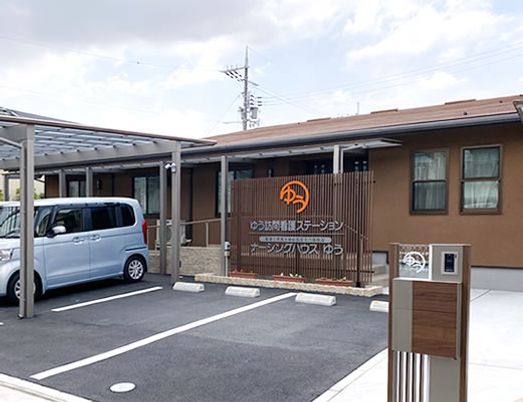 車停まるエントランス