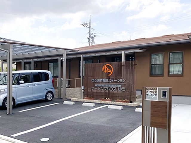 車停まるエントランス 外観 広い駐車スペースがあり、訪問しやすい環境です。施設の入口もわかりやすく設計されています。