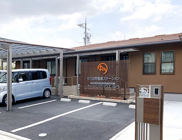 車停まるエントランス