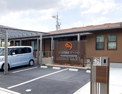 車停まるエントランス