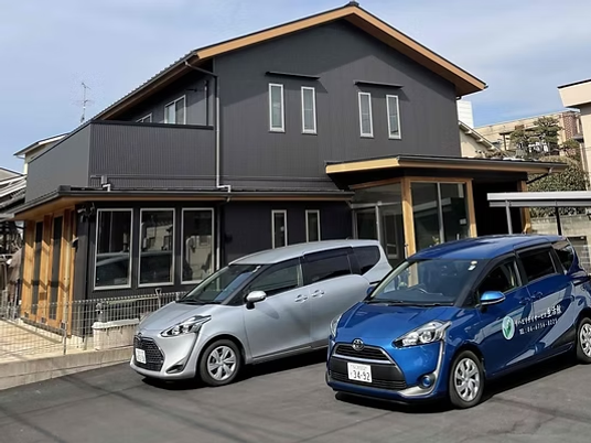 施設外観と駐車場  